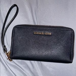 MICHAEL KORS BLACK WRISTLET/WALLET